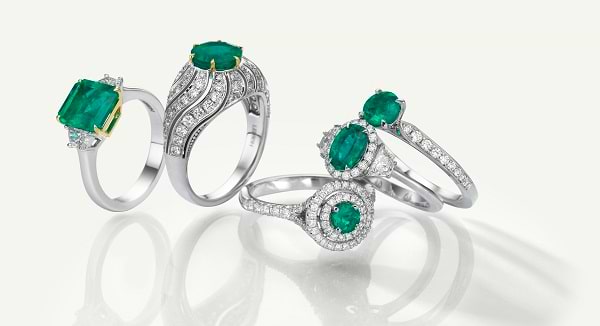 Eine Auswahl an Smaragd- und Diamantringen